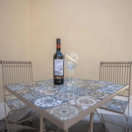 Relaxing Private Country Escape With Hot Tub 펜션 *