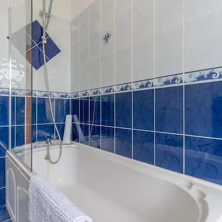 펜션 Relaxing Private Country Escape With Hot Tub 로스코먼