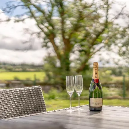 Relaxing Private Country Escape With Hot Tub