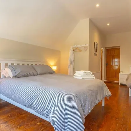 펜션 Relaxing Private Country Escape With Hot Tub 로스코먼