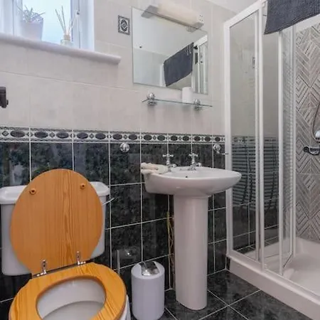 Relaxing Private Country Escape With Hot Tub 펜션 로스코먼