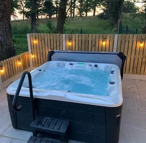 Relaxing Private Country Escape With Hot Tub 펜션 로스코먼