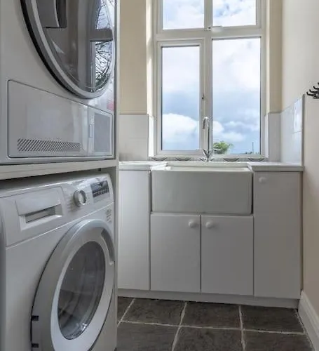 Relaxing Private Country Escape With Hot Tub 로스코먼