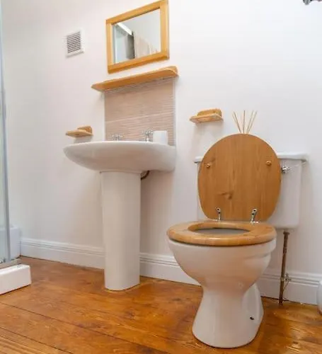 Relaxing Private Country Escape With Hot Tub 펜션 *