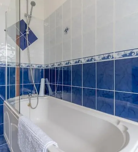 펜션 Relaxing Private Country Escape With Hot Tub 로스코먼