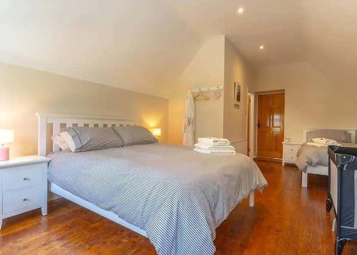 펜션 Relaxing Private Country Escape With Hot Tub 로스코먼