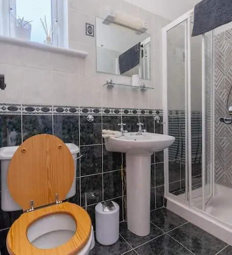 Relaxing Private Country Escape With Hot Tub 펜션 로스코먼