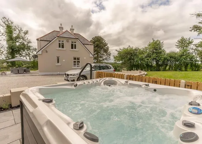 Relaxing Private Country Escape With Hot Tub 펜션 *